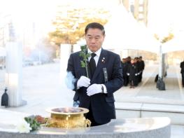 수원특례시의회, 현충탑 참배…을사년 새해, 시민을 위한 의정활동 다짐 기사 이미지