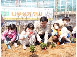 진교훈 강서구청장, 주민들과 식목일 기념행사 참여 기사 이미지