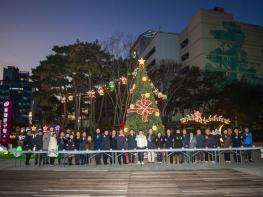 동대문구 미래광장에 켜진 겨울 불빛…크리스마스트리 점등식 열려 기사 이미지