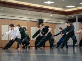 신화는 태양 속에서 태어나 인천의 시간 위로 춤춘다. 기사 이미지