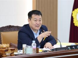 금천구의회 정재동 의원,  발달장애인 보험지원 조례로 ‘더불어민주당 우수조례 최우수상’수상 기사 이미지