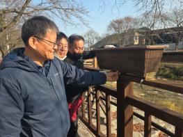금산군, 금산천·금천대교 꽃길화분 안전난간대 상부로 이동 설치 기사 이미지