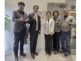 광주시 경안동 지역사회보장협의체, 더와이즈헬스케어의원에 '아름다운 나눔 이웃' 현판 전달 기사 이미지