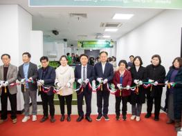 군산시니어클럽, 전국 노인 일자리 사업 최초 공설시장 2층에 군산스크린파크골프 오픈 기사 이미지