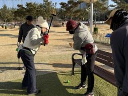 화천군청 파크골프 실업팀 지역주민에게 실전 노하우 전수 기사 이미지