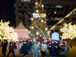 강동구, 강동히어로(路) 캐릭터 '로로'와 함께하는 별똥별 크리스마스 트리 점등 기사 이미지