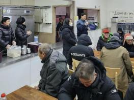 사통팔달협의회, 수원역 노숙인 대상 '사랑의 무료급식' 봉사 펼쳐 기사 이미지