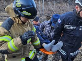 차량 전복 사고 현장에서 신속한 초기 대응으로 인명 구조한 의인들, 알고 보니 경산소방서 와촌남성의용소방대 소속 대원들 기사 이미지