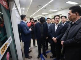 김민석 국무총리, 김포 골드라인 탑승, 출근길 혼잡도 현장 점검 기사 이미지