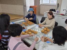 괴산군 여성농업인 제빵반 수료생, 직접 구운 빵 300개 기부 기사 이미지