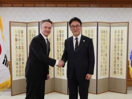 김민석 국무총리, 패트릭 존슨 일라이릴리앤컴퍼니 인터내셔널사업 총괄 대표 등 관계자 접견 기사 이미지