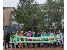 평택시 고덕면 새마을부녀회와 주민자치회, 봄꽃 심기로 아름다운 마을 조성 기사 이미지