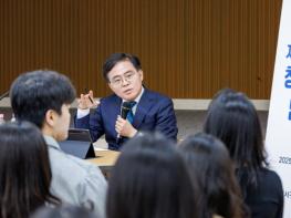 일하는 방식·관행 개선... 강서구청장, 저연차 공무원과 머리 맞대 기사 이미지