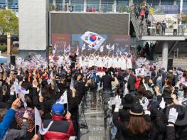 부산북구 제26회 구포장터 3·1만세운동 기념행사, 태극기 물결 속 감동 재현 기사 이미지