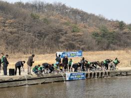 영덕군, 오십천에 ‘황금 은어’ 40만 마리 방류 기사 이미지