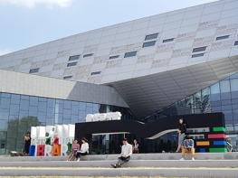 울산도서관, 그림책‘하얀 사람’원화 전시 기사 이미지