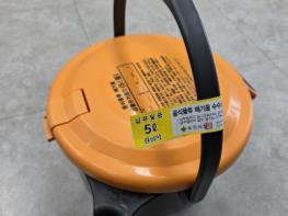 경산시, 이젠 음식물쓰레기 수거 용기에 스티커 붙여 배출 기사 이미지