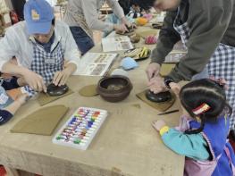 예산군 가족센터, 아빠와 자녀 함께하는 '전통옹기 체험' 성료 기사 이미지