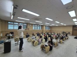 광주 신현초등학교, 마을 강사와 함께하는 전통 장단 체험 운영 기사 이미지