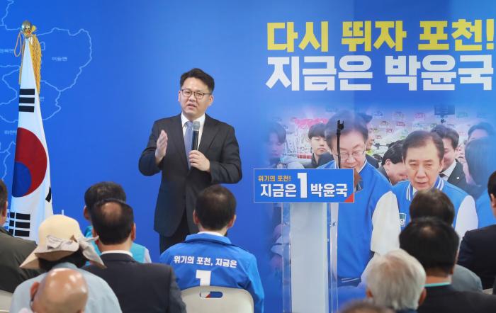 김용호 변호사, 국민의힘 탈당 후 박윤국 포천시장 후보 지지선언  “이념보다 포천의 미래…박윤국 중심 실용 통합 행보 본격화”   