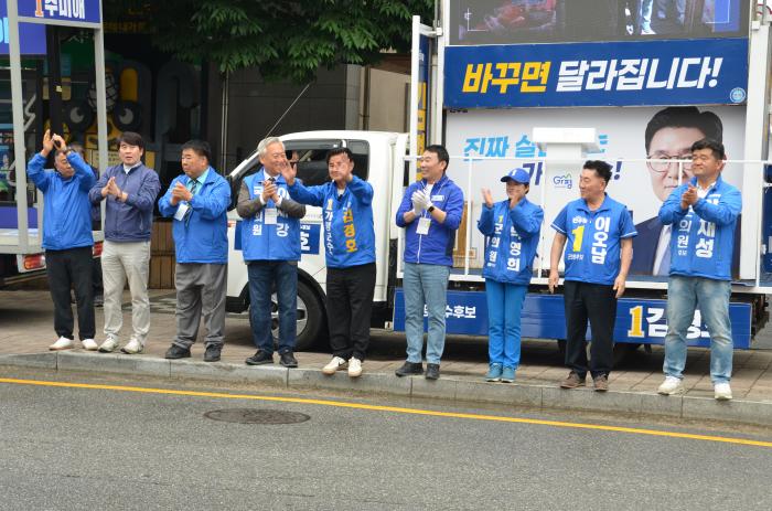 김경호 가평군수 후보, 21일 가평농협중앙회 앞 출정식 개최     김용민·이재강 국회의원 참석…더불어민주당 가평군 후보들 ‘원팀’ 선언