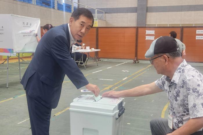 박윤국 더불어민주당 포천시장 후보, 본투표 완료  “포천의 미래를 결정하는 날, 적극적으로 투표에 임해달라”