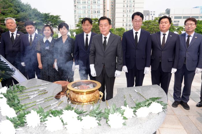 이재준 수원특례시장, 추미애 경기도지사 당선인 등과 수원 현충탑 참배 