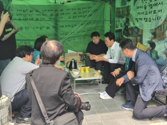 유호준 의원, 안민석 교육감 당선인과 ‘교원+사서 기간제교사’ 농성장 방문