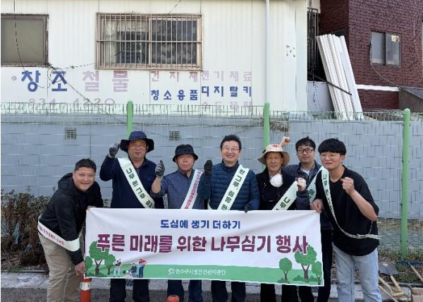 연수구시설안전관리공단, 식목일 맞아 공영주차장에 ‘녹색 숨결’ 불어넣다 기사 이미지