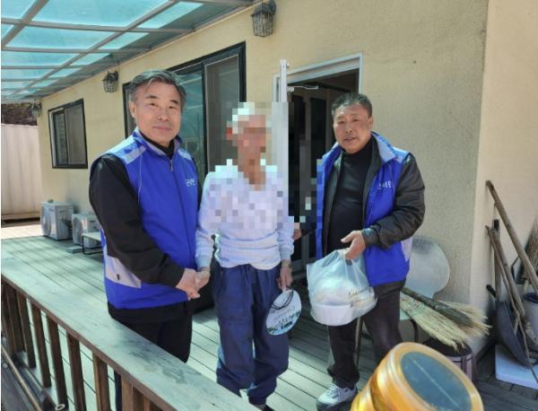 옥천군 군서면지역사회보장협의체, 독거노인 등 취약가구에 '정성담은 밑반찬 배달' 기사 이미지