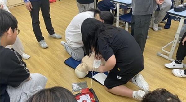 심폐소생술부터 하임리히법까지…송파구, 학교로 찾아가는 응급처치 교육 실시 기사 이미지