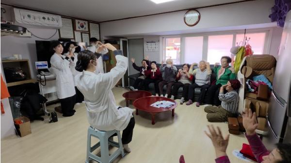 부안군 보건소, 간호학생 실습 프로그램 일환 경로당 방문 건강교육 실시 기사 이미지
