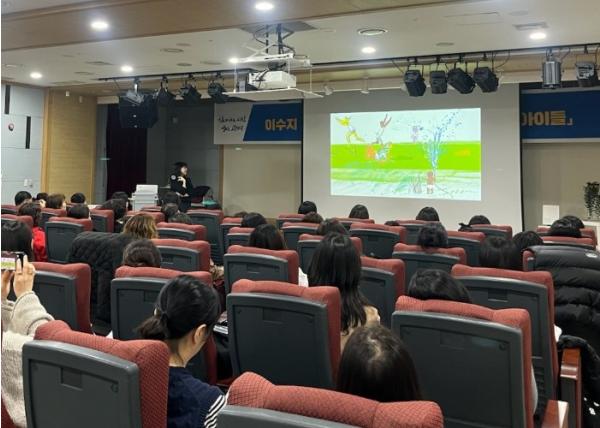 광명시 철산도서관, 안데르센상 이수지 작가 초청 강연 성료 기사 이미지