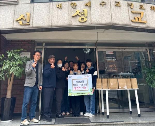 광명시 하안1동 신성교회, 취약계층 15가구에 밑반찬 전달 기사 이미지