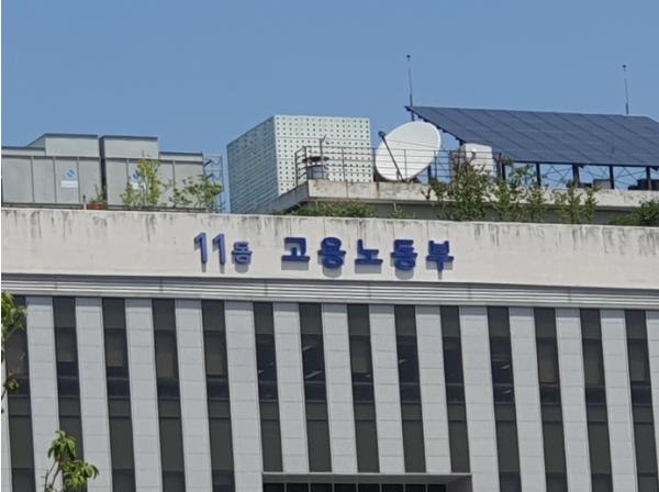 고용노동부 장관, '일일 안전한 일터 지킴이'로 소규모 건설현장 점검