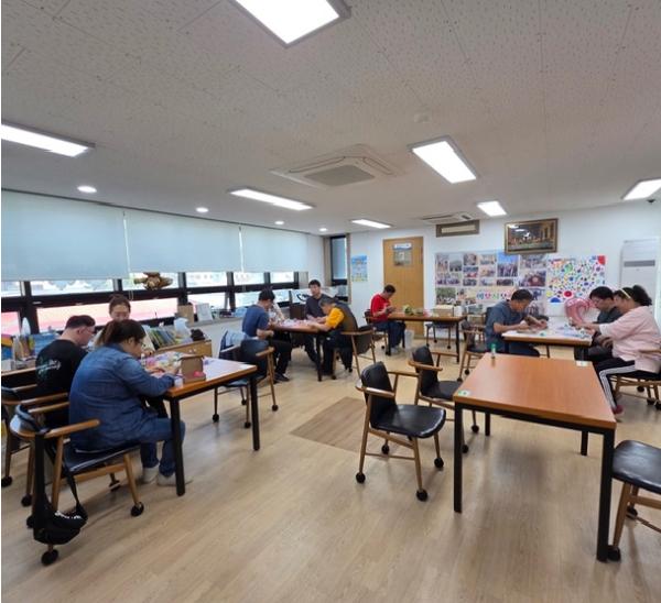 양구군, 성인장애인 '희망 셔틀콕' 날리고 '예술'로 평생학습의 꽃 피우다 기사 이미지