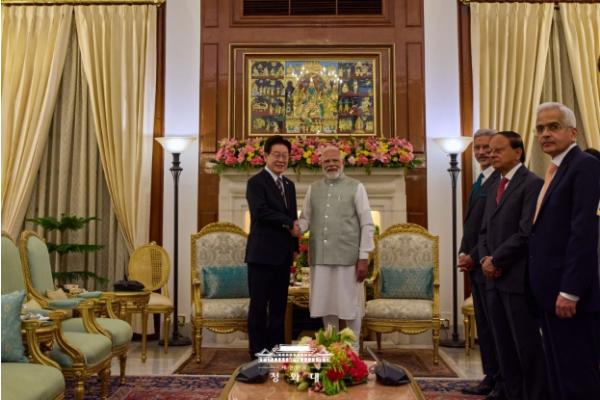 이 대통령-모디 총리 소인수 회담…경제협력 전담반 설치 논의