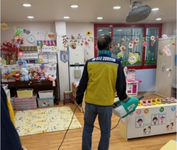 양구군보건소, 아이들 건강 지키는 촘촘한 방역망…어린이집 살균·소독 추진 기사 이미지