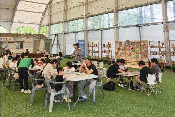 새마을문고의령군지부, 홍의장군축제서 ‘홍의서당’ 작은도서관 운영 기사 이미지