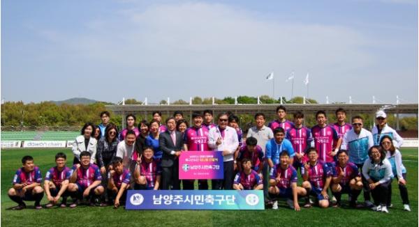 유니폼 전하고 함께 입장…남양주시민축구단, 장애인 선수단과 ‘그라운드 동행’