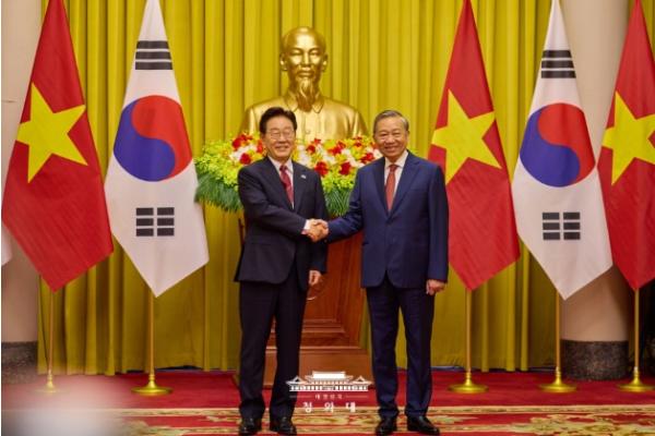 이재명 대통령 '한·베, 2030년 교역 1500억 달러 목표…철도차량 수출'