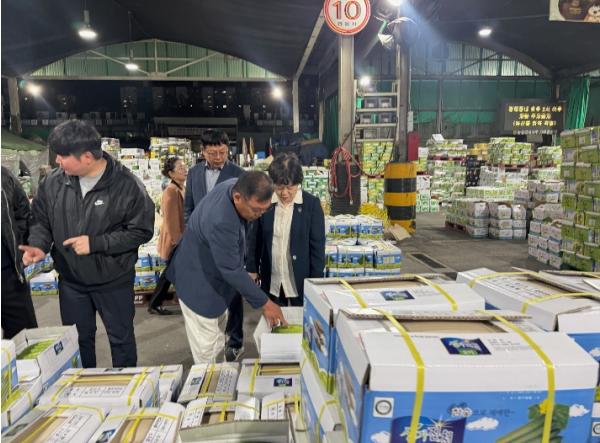 진천군, 진천 오이영농조합법인 경매 참여 농업인 격려 기사 이미지