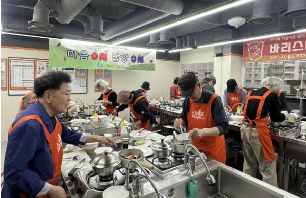 동두천시가족센터, 노년층 1인가구 '식생활 개선 다이닝' 프로그램 성료 기사 이미지