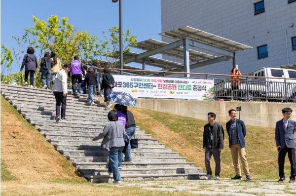 한강이 가까워졌다! 마포구, 마포365구민센터~한강 잇는 잔디로 개통 기사 이미지