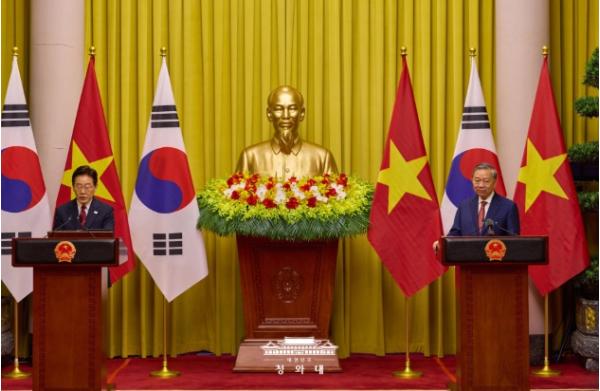 청와대 '베트남 신 지도부와 정치적 신뢰 확보…인프라·에너지 협력 고도화'