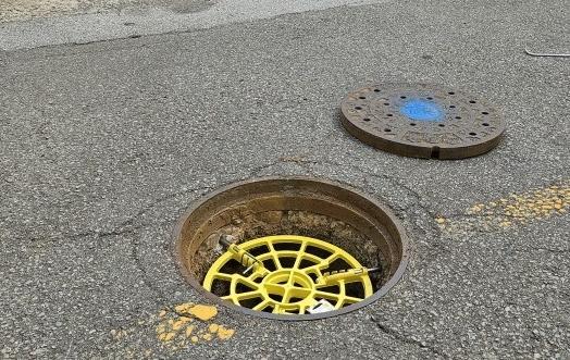 화순군, 맨홀 추락방지시설 설치로 여름철 안전사고 예방 기사 이미지