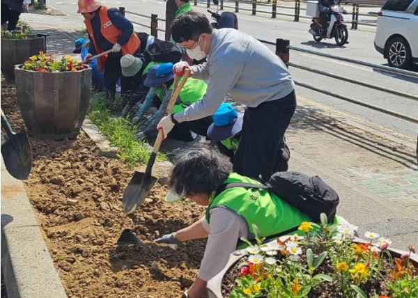 남양주시 호평동, ‘마을정원 조성사업’ 꽃묘 식재…도심 속 녹색 쉼터 조성 기사 이미지