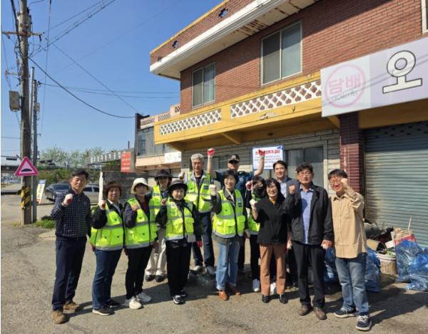 평택시 오성면 생활안전협의회, '어린이 안전' 지키고 '마을 환경' 가꾸고 릴레이 봉사 펼쳐 기사 이미지