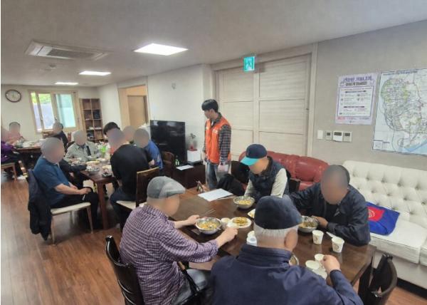 남양주시 다산2동 자원봉사단, 어르신 위한 ‘카레밥상 나눔’ 실천 기사 이미지