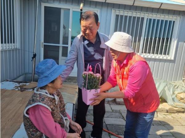의성군, 어버이날 맞아 ‘사랑의 꽃바구니’ 전달 기사 이미지